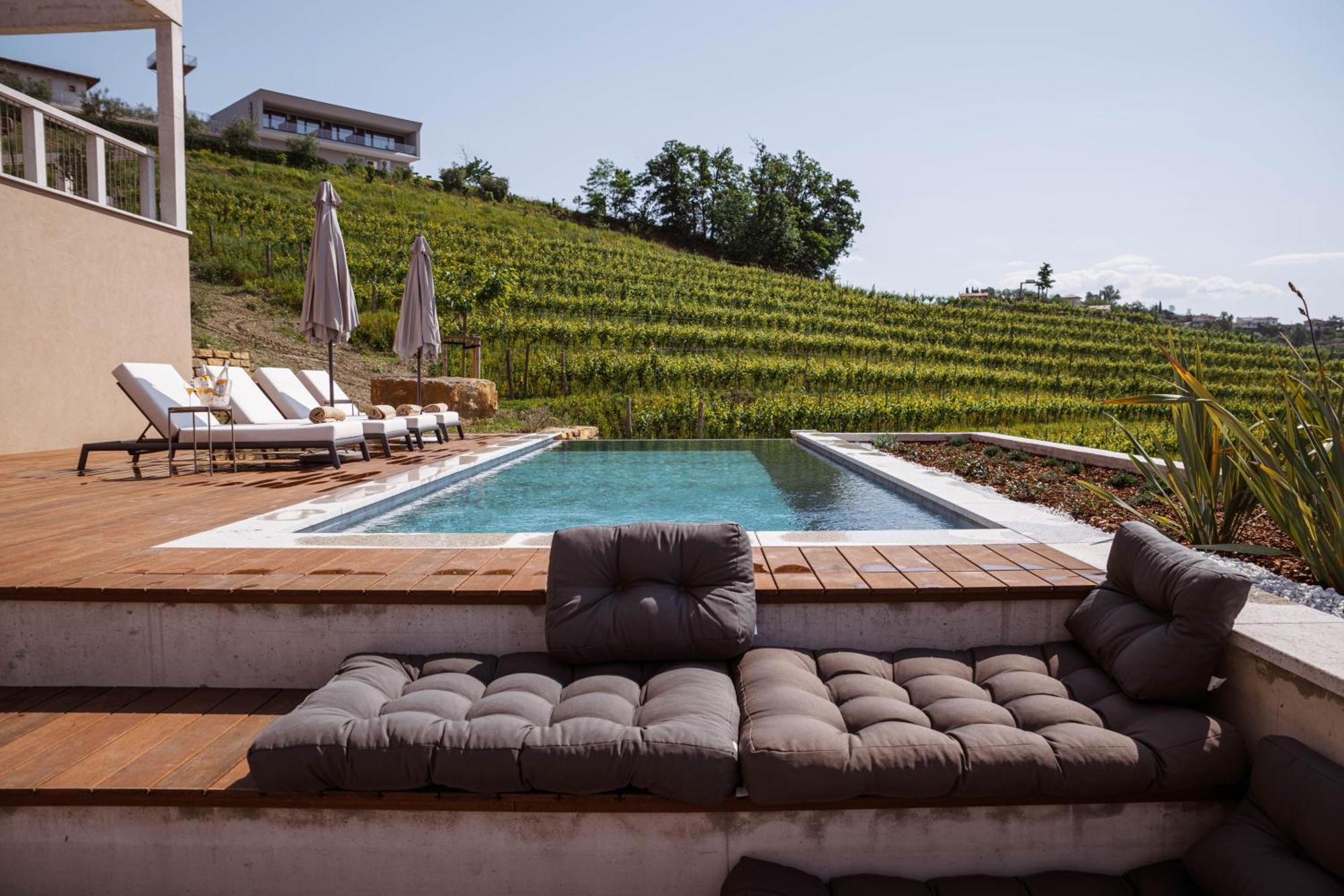 Posestvo Scurek Wine Acomodação com café da manhã Dobrovo Exterior foto