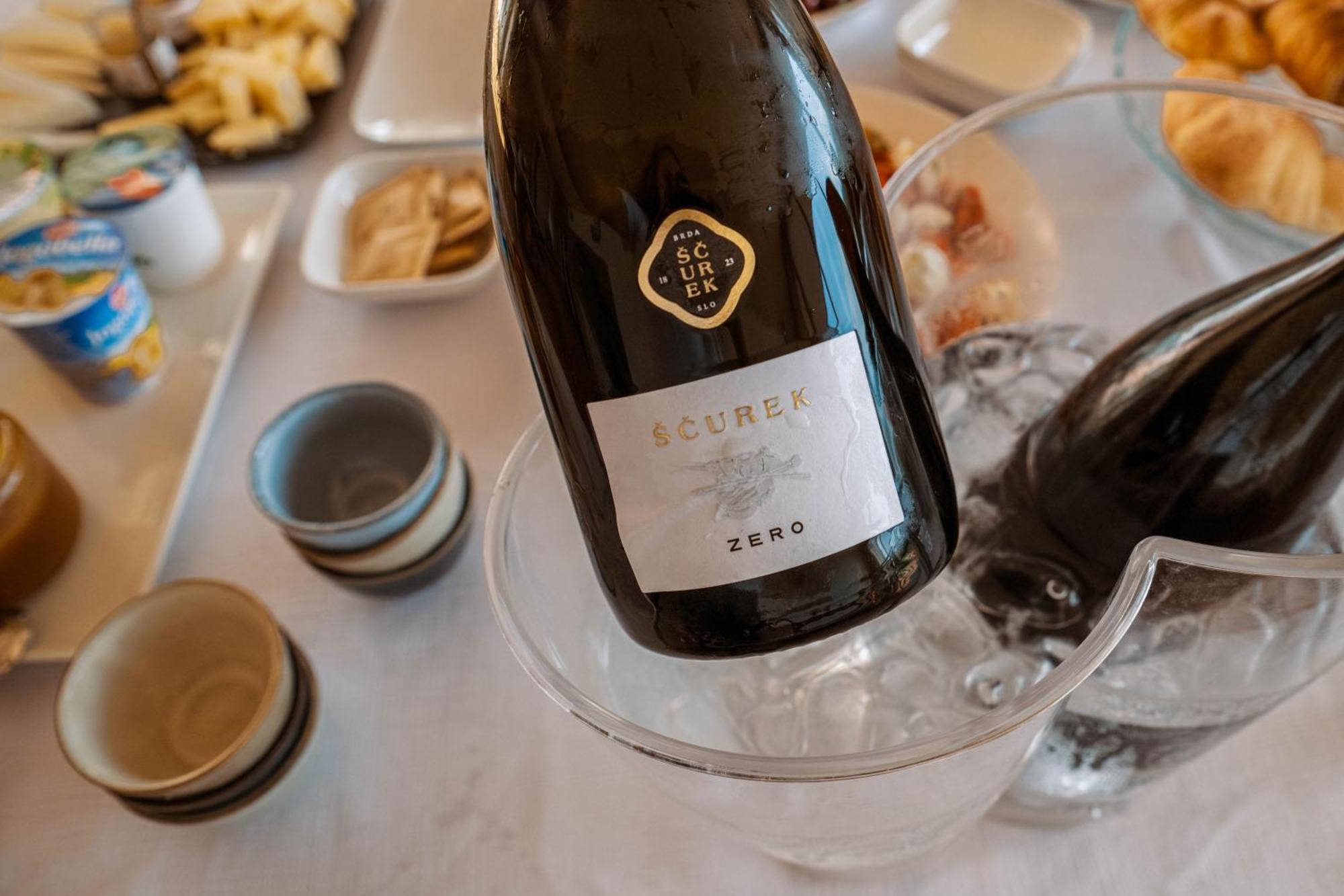 Posestvo Scurek Wine Acomodação com café da manhã Dobrovo Exterior foto