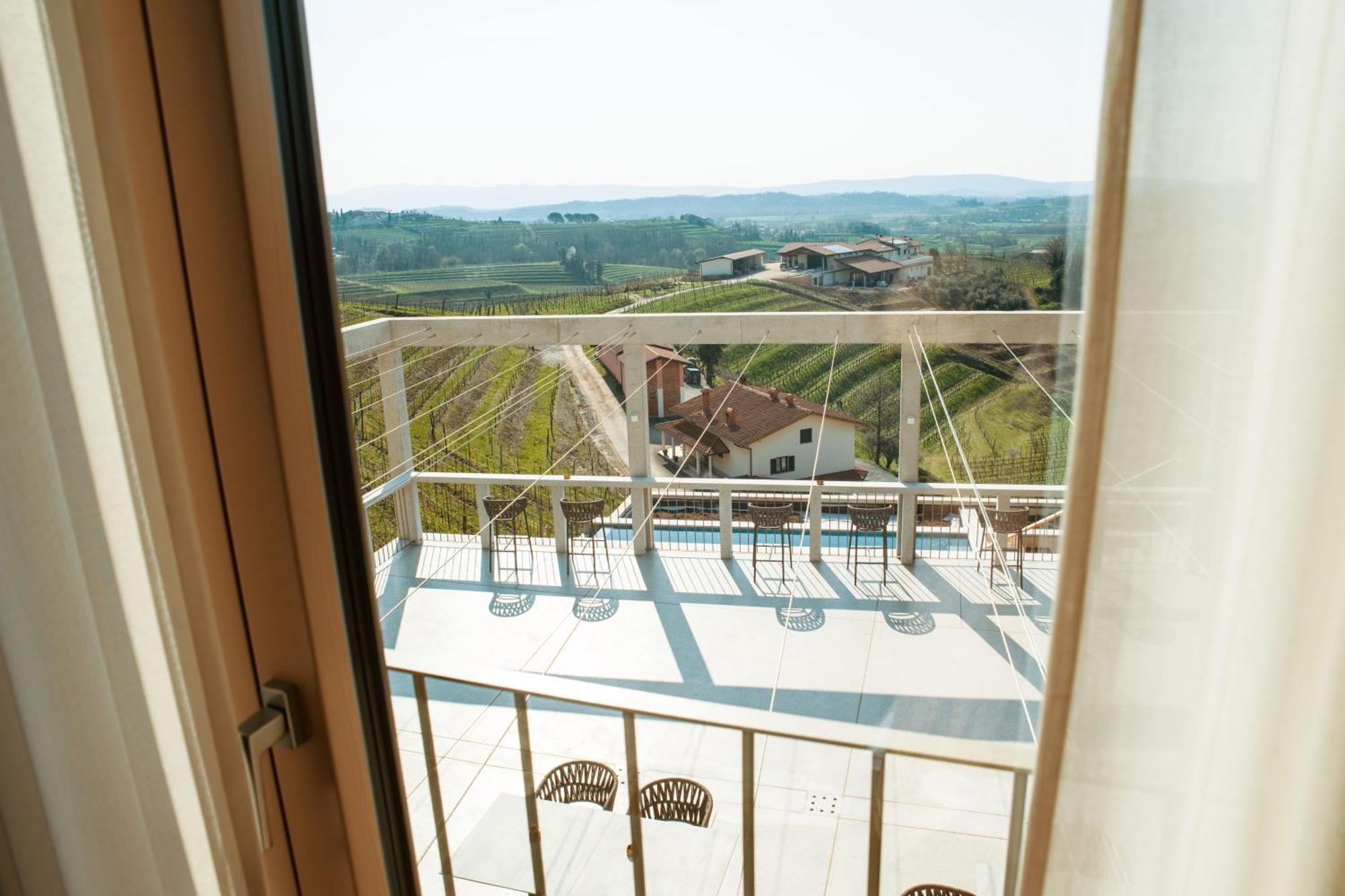 Posestvo Scurek Wine Acomodação com café da manhã Dobrovo Exterior foto